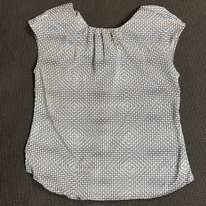Patterned sleeveless blouse with knot tie in back
